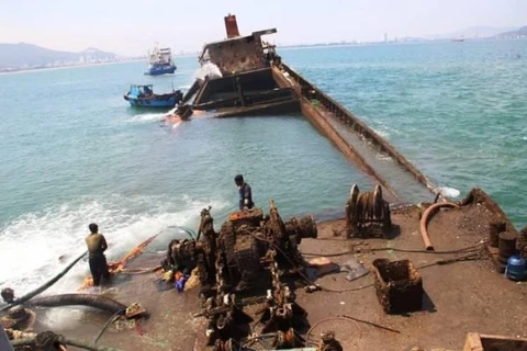 Đã kiểm soát được nguy cơ tràn dầu từ tàu chìm tại đảo Phú Quý