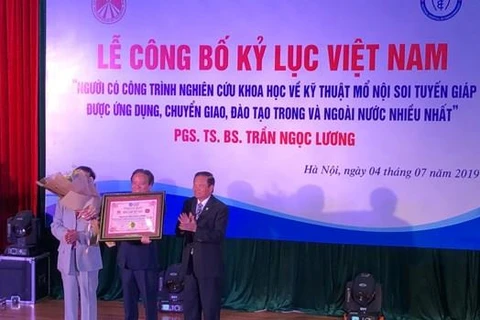 Tổ chức Kỷ lục Việt Nam (Vietkings) trao chứng nhận kỷ lục Việt Nam cho phó giáo sư Trần Ngọc Lương. (Ảnh: PV/Vietnam+)