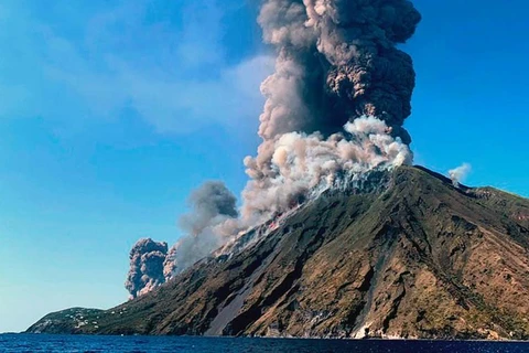 [Video] Italy: Núi lửa phun trào khiến một du khách thiệt mạng