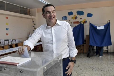 Thủ tướng Hy Lạp Alexis Tsipras bỏ phiếu tại điểm bầu cử ở Athens ngày 7/7/2019. (Ảnh: AFP/TTXVN)