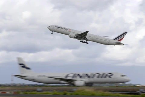  Một máy bay Boeing 777 cất cánh tại sân bay Roissy-Charles-de-Gaulle ở Roissy-en-France, Pháp. (Ảnh: AFP/TTXVN)