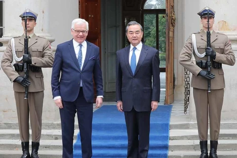Bộ trưởng Ngoại giao Ba Lan Jacek Czaputowicz (trái) chụp ảnh với người đồng cấp Trung Quốc Vương Nghị, trước cuộc họp ngày 8/7 tại Cung điện trên đảo Isle of Lazienki Park. (Ảnh AFP)
