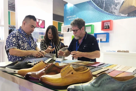 Doanh nghiệp nước ngoài giới thiệu sản phẩm Da & Giày mới tại Triển lãm. (Ảnh: Mỹ Phương/TTXVN)