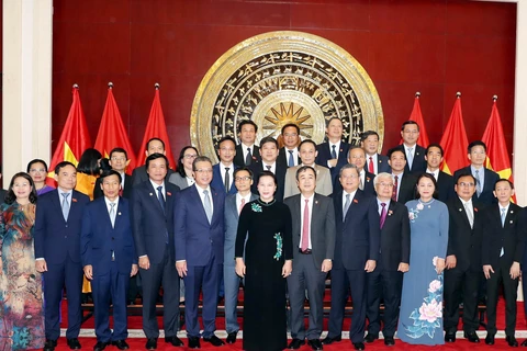 Chủ tịch Quốc hội Nguyễn Thị Kim Ngân với cán bộ, nhân viên và bà con Kiều bào tại Trung Quốc. (Ảnh: Trọng Đức/TTXVN)