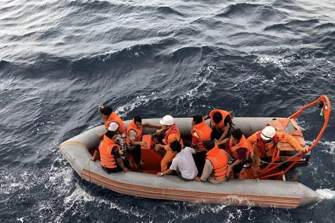 Các lực lượng chức năng tham gia cứu nạn một tàu cá và ngư dân mất tích. Ảnh minh họa. (Ảnh: Hoàng Ngọc/TTXVN)