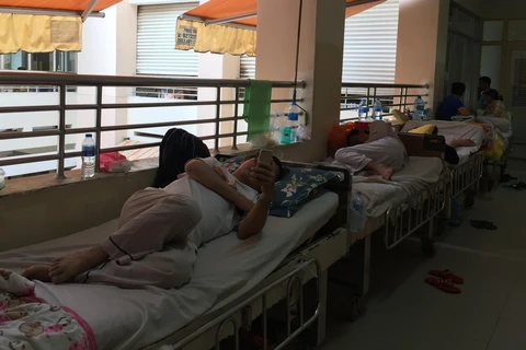 Nhiều bệnh nhân mắc sốt xuất huyết phải nằm hành lang tại Bệnh viện Bệnh Nhiệt đới Thành phố Hồ Chí Minh do thiếu phòng điều trị nội trú. (Ảnh: Đinh Hằng/TTXVN)