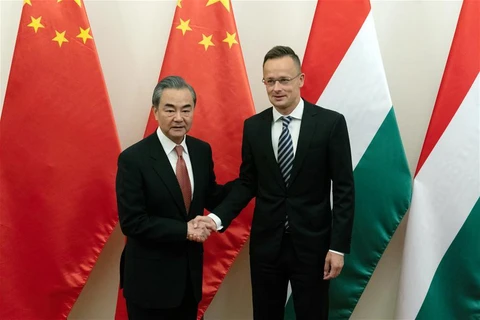 Ngoại trưởng Trung Quốc Vương Nghị và Bộ trưởng Ngoại giao-Thương mại Hungary Peter Szijjarto trước cuộc hội đàm tại Budapest ngày 12/7. (Nguồn: Tân Hoa xã)