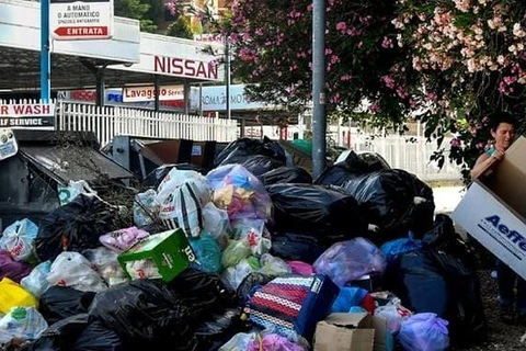 Tình trạng khủng hoảng rác thải tại Rome càng trầm trọng hơn dưới cái nóng của mùa Hè. (Nguồn: AFP)