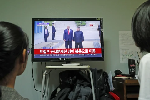 Người dân Hàn Quốc theo dõi hình ảnh cuộc gặp giữa Tổng thống Mỹ Donald Trump và nhà lãnh đạo Triều Tiên Kim Jong-un tại làng đình chiến Panmunjom ngày 30/6/2019. (Ảnh: THX/TTXVN)