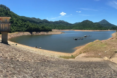 Nắng nóng gay gắt gây hạn hán nghiêm trọng tại các tỉnh Trung Bộ, nhiều hồ chứa thủy lợi đang ở mực nước chết. (Ảnh: TTXVN)