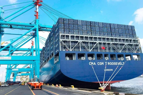 Tàu chở hàng hóa xuất nhập khẩu tại cảng Port Elizabeth của Nam Phi - một trong những cảng bận rộn nhất của Lục địa Đen. (Ảnh: Phi Hùng/TTXVN)