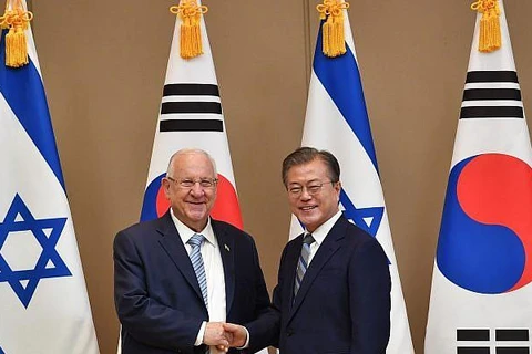 Tổng thống Israel Reuven Rivlin (trái) và Tổng thống Hàn Quốc Moon Jae-in. (Nguồn: timesofisrael.com)