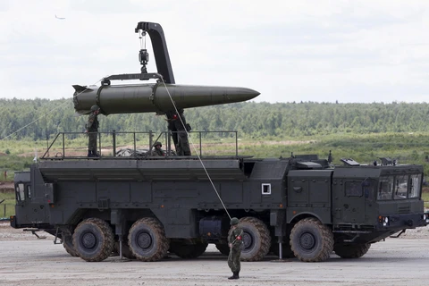 Hệ thống tên lửa đạn đạo Novator 9M729 (SSC-8) của Nga được giới thiệu tại Diễn đàn kỹ thuật-quân sự quốc tế ở Kubinka, ngoại ô Moskva ngày 17/6/2015. (Ảnh: Reuters/TTXVN)