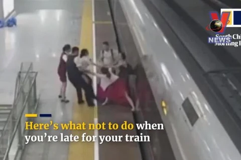 [Video] Người phụ nữ dùng chân cản tàu cao tốc để kịp giờ làm