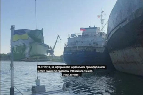 Tàu chở dầu của Nga (giữa), bị an ninh Ukraine bắt giữ tại cảng Izmail. (Nguồn: Reuters)