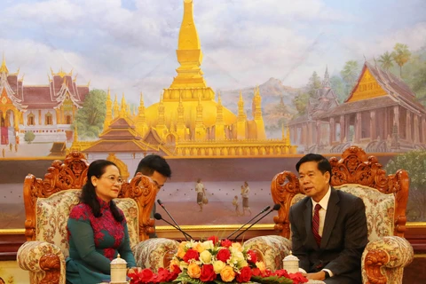 Đô trưởng thủ đô Vientiane Sinlavong Khutphaythoun (phải) tiếp Chủ tịch Hội đồng nhân dân thành phố Hồ Chí Minh Nguyễn Thị Lệ và đoàn. (Ảnh: Xuân Tú/TTXVN)