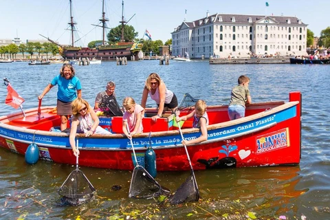 Ngày càng nhiều người muốn chung tay làm sạch rác thải nhựa trên kênh đào Amsterdam. (Nguồn: thenational.ae)