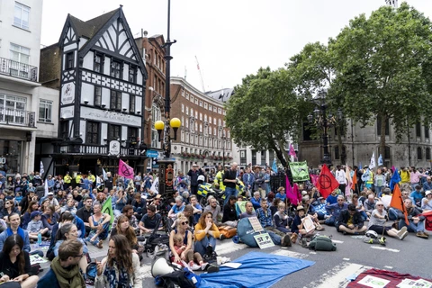 Biểu tình chống biến đổi khí hậu do phong trào Extinction Rebellion phát động tại London, Anh, ngày 15/7. (Ảnh: AFP/TTXVN)