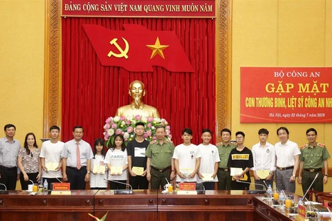 Bộ trưởng Bộ Công an Tô Lâm trao quà tặng các cháu là con thương binh, con liệt sỹ CAND. (Nguồn: bocongan.gov.vn)