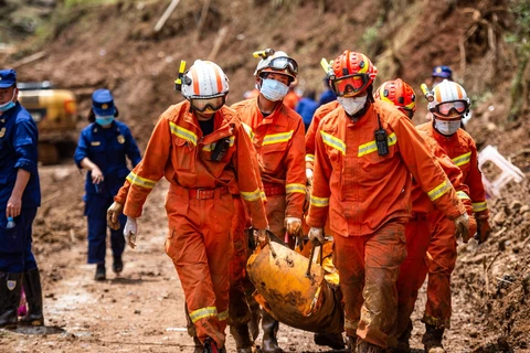 Lực lượng cứu hộ chuyển thi thể nạn nhân tại hiện trường vụ lở đất ở Lục Bàn Thủy, tỉnh Quý Châu, Trung Quốc, ngày 26/7/2019. (Ảnh: THX/TTXVN)