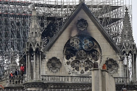 Nhà thờ Đức Bà Paris, Pháp, bị phá hủy một phần sau vụ hỏa hoạn, ngày 15/4/2019. (Ảnh: AFP/TTXVN)