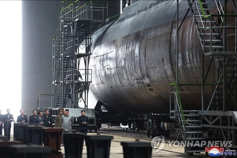 Nhà lãnh đạo Triều Tiên Kim Jong-un đang kiểm tra một tàu ngầm mới được chế tạo ngày 23/7. (Nguồn: Yonhap)