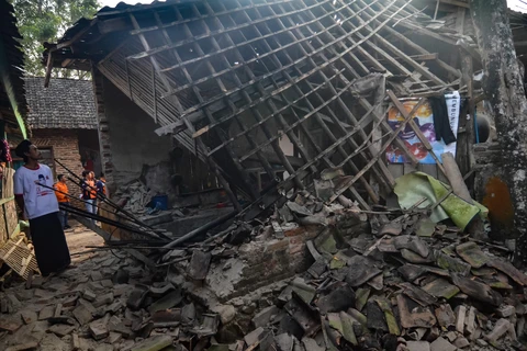 Cảnh đổ vỡ sau trận động đất làm rung chuyển khu vực Pandeglang, tỉnh Banten, Indonesia ngày 3/8/2019. (Ảnh: AFP/TTXVN)