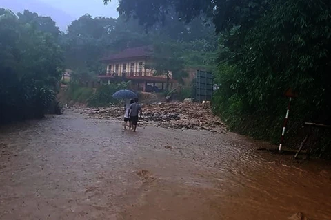 Nước lũ dâng cao làm ngập 1 tuyến đường tại huyện biên giới Mường Lát, Thanh Hóa. (Ảnh: Nguyễn Nam/TTXVN)