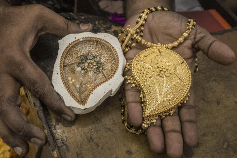 Sản phẩm trang sức vàng được chế tác tinh xảo tại Kolkata, Ấn Độ. (Ảnh: THX/TTXVN)