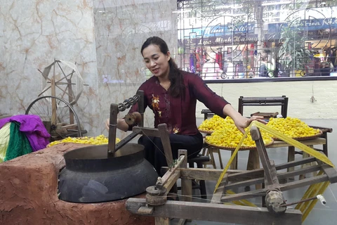 Kéo tơ tằm dệt lụa tại làng nghề Vạn Phúc, Hà Nội. (Ảnh: Đinh Thuận/TTXVN)