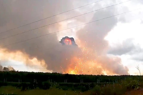 Khói lửa bốc lên từ vụ nổ kho đạn tại Krasnoyarsk.(Nguồn: TASS)