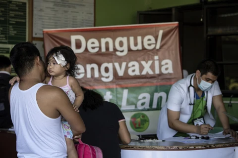 Bệnh nhân mắc sốt xuất huyết điều trị tại bệnh viện ở Manila, Philippines. (Ảnh: AFP/TTXVN)