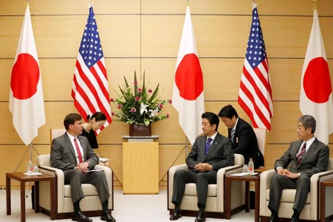 Bộ trưởng Quốc phòng Mỹ Mark Esper gặp Thủ tướng Nhật Bản Shinzo Abe và Bộ trưởng Quốc phòng Takeshi Iwaya tại Tokyo. (Nguồn: Reuters)