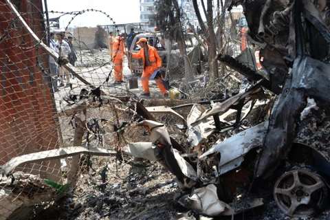 Lực lượng chức năng Afghanistan làm nhiệm vụ tại hiện trường một vụ đánh bom ở Kabul ngày 29/7/2019. (Ảnh: AFP/TTXVN)