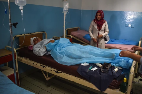 Nạn nhân bị thương trong vụ đánh bom ngày 7/8/2019 ở Kabul, Aghanistan, được điều trị tại bệnh viện. (Ảnh: AFP/TTXVN)