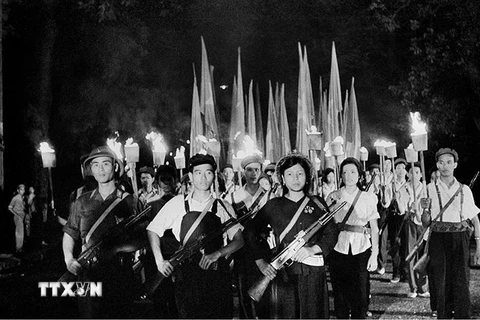 Tháng 5/1964, phong trào thanh niên "Ba sẵn sàng” xuất phát từ Trường Đại học Sư phạm Hà Nội, đã trở thành một cuộc vận động có sức lôi cuốn mạnh mẽ, rộng khắp của tuổi trẻ Thủ đô. (Ảnh: TTXVN)