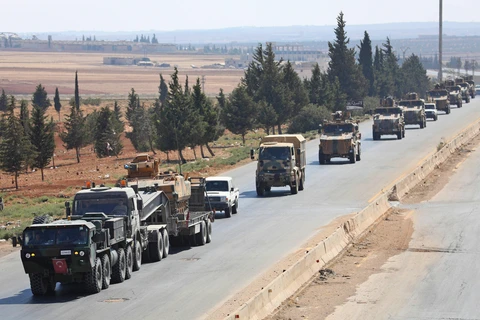 Đoàn xe quân sự Thổ Nhĩ Kỳ tại tuyến đường cao tốc chính nối Damascus với Aleppo của Syria, gần thị trấn Saraqib ở tỉnh miền Bắc Idlib ngày 29/8/2018. (Ảnh: AFP/TTXVN)