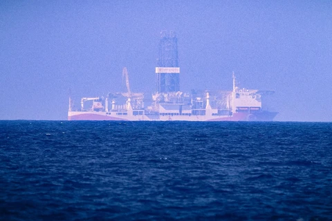 Tàu thăm dò dầu khí Fatih của Thổ Nhĩ Kỳ được triển khai ở vùng biển ngoài khơi phía Tây Bắc quận Paphos của CH Cyprus, ngày 24/6/2019. (Ảnh: AFP/TTXVN)