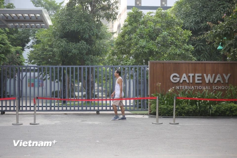 Một người dân đi ngang qua cổng Trường Gateway. (Ảnh: Minh Sơn/Vietnam+)