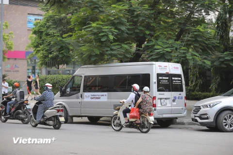 Xe buýt chở học sinh của Trường Gateway. (Ảnh: Minh Sơn/Vietnam+)