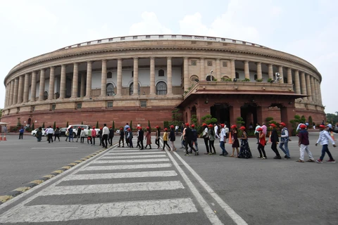 Quang cảnh bên ngoài Hạ viện Ấn Độ ở New Delhi ngày 5/8/2019. (Ảnh: AFP/TTXVN)