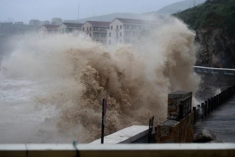 Những cơn sóng lớn ập vào bờ biển trước khi bão Lekima tiến gần đến Wenling, tỉnh Chiết Giang, Trung Quốc ngày 9/8. (Ảnh:THX/TTXVN)