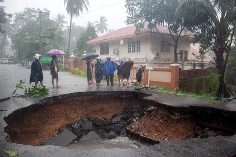 Một tuyến đường bị hư hại sau vụ lở đất và mưa lớn tại Mawlamyein, bang Mon, Myanmar, ngày 9/8. (Ảnh: AFP/TTXVN)