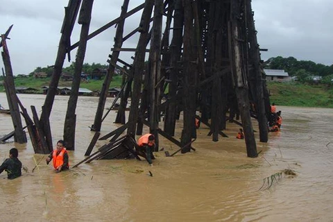 Binh sỹ Thái Lan nỗ lực giải phóng dòng chảy dưới chân cầu Mon. (Nguồn: floodlist.com)