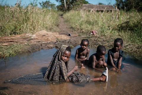 Trẻ em tại khu vực bị ảnh hưởng nặng nề do bão Idai ở Tica, Mozambique, ngày 24/3. (Ảnh: AFP/TTXVN)