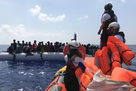 Những người di cư gặp nạn ở ngoài khơi Libya được tàu Ocean Viking cứu ngày 10/8/2019. (Ảnh: AFP/TTXVN)