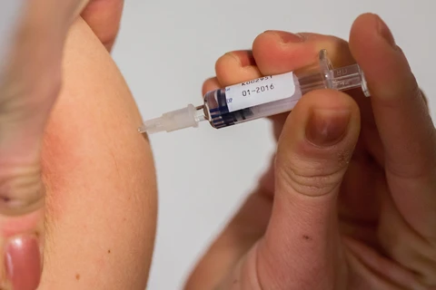 Tiêm vắcxin phòng sởi tại Berlin, Đức. (Ảnh: AFP/TTXVN)
