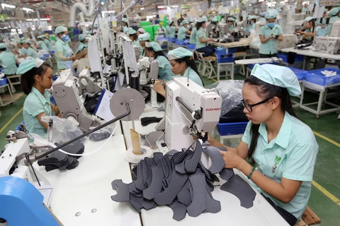 Dây chuyền sản xuất giày, dép xuất khẩu tại Công ty TNHH Midori Safety Footwear Việt Nam, tại khu công nghiệp Điện Nam- Điện Ngọc (Quảng Nam). (Ảnh: Danh Lam/TTXVN)