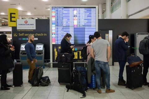 Hành khách làm thủ tục tại sân bay Gatwick, London. (Ảnh: THX/TTXVN)