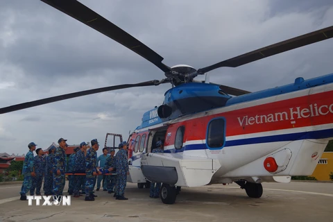 Máy bay trực thăng đưa chiến sỹ bị thương khi đang làm nhiệm vụ trên đảo Sơn Ca (thuộc quần đảo Trường Sa, tỉnh Khánh Hòa) về đất liền cấp cứu. (Ảnh: TTXVN)
